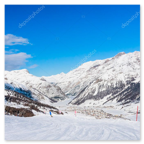 Scena invernale con sciatori a Livigno