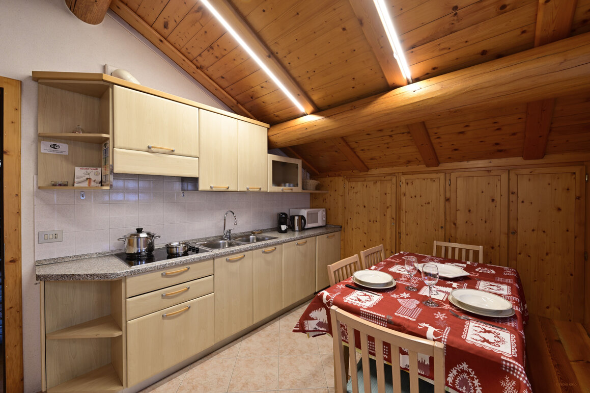 Camera familiare luminosa con cucina a vista