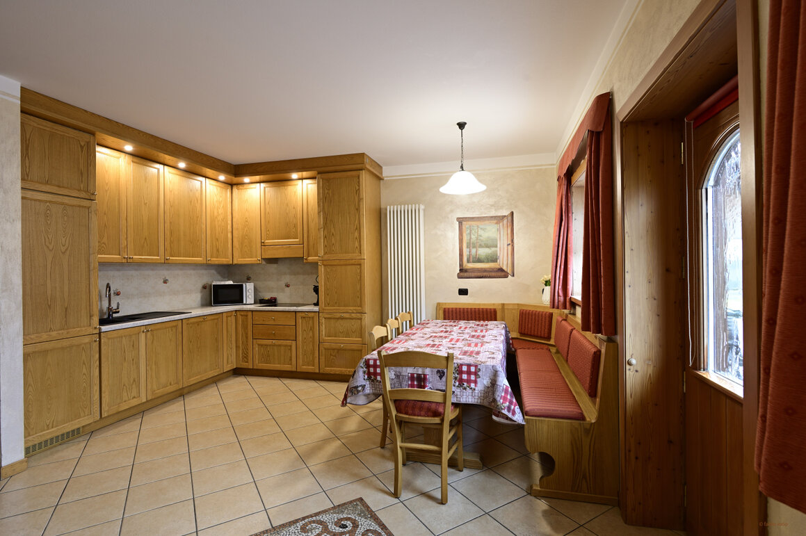 Soggiorno accogliente con balcone