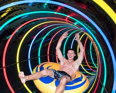 Famiglia con bambini che gioca sulla neve a Livigno