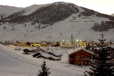 Area pedonale di Livigno con negozi e montagne