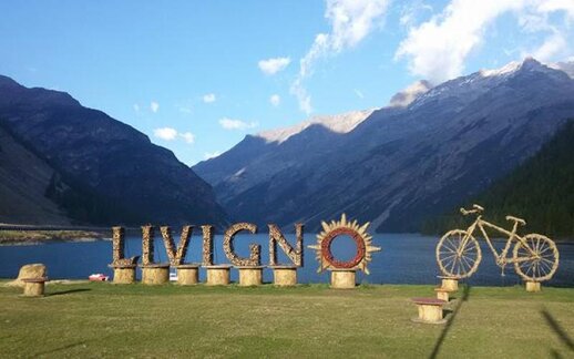 Sentiero estivo a Livigno con malga sullo sfondo